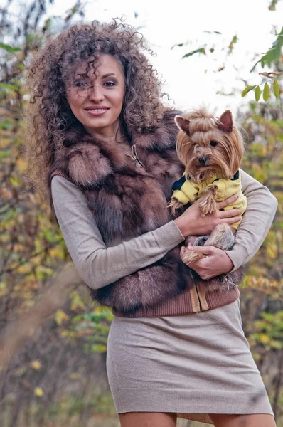 강아지와 함께 야외에서 젊은 명랑 한 여자 — 스톡 사진