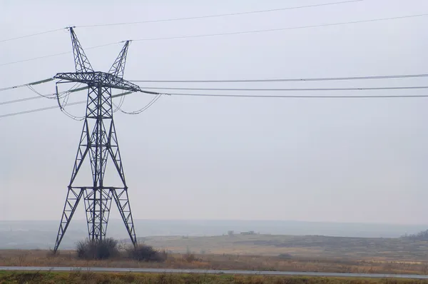 Elektrische stroom hulpprogramma pole op bewolkte hemel — Stockfoto