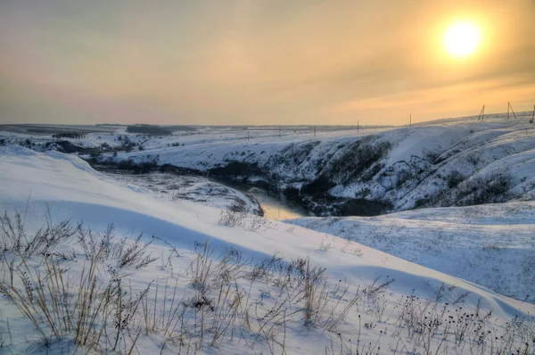 Gün batımında sisli ve karlı güzel kış manzarası — Stok fotoğraf