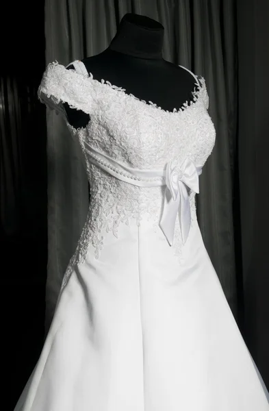 Detalhe de um vestido de casamentos em um manequim — Fotografia de Stock