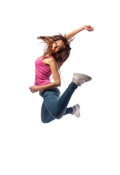 Flicka i hörlurar hoppar — Stockfoto