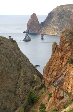 Kayalıklı deniz manzarası