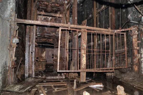 De oude lift in de kolenmijn — Stockfoto