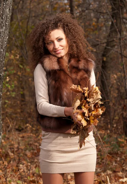 가을 잎을 들고 있는 여자 — 스톡 사진