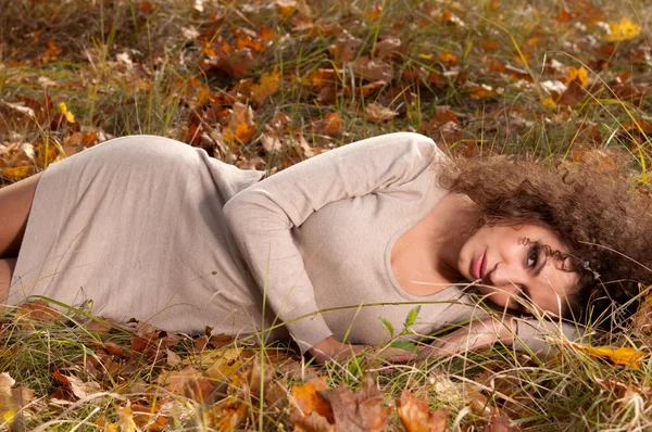 Kvinna liggande på bladen — Stockfoto