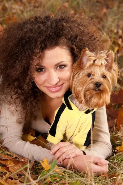 Kvinna och en liten hund — Stockfoto