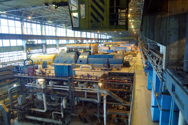 Στρόβιλος ατμού, μηχανήματα, σωλήνες σε ένα εργοστάσιο ενέργειας — Φωτογραφία Αρχείου