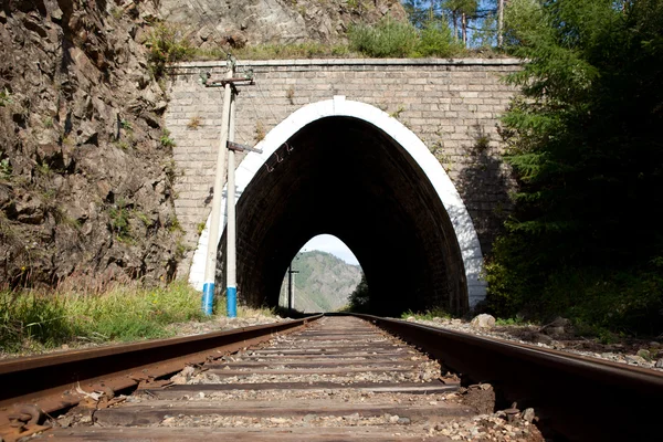 Antigo túnel ferroviário perto do Lago Baikal — Fotografia de Stock