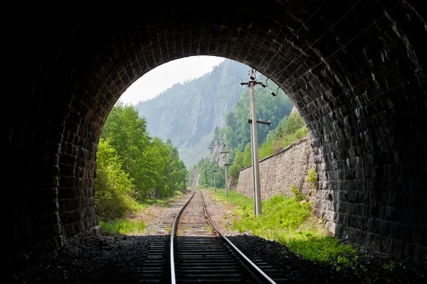 Uitzicht vanaf de oude spoorweg tunnel — Stockfoto