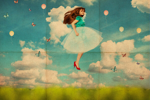 Красивая молодая женщина в мухе
