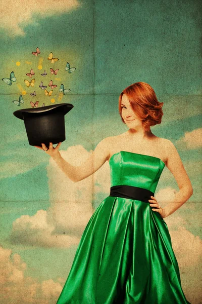 Vacker kvinna med fairy hatt. — Stockfoto