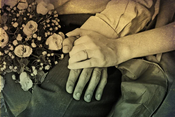 Händer och ringar med bröllop bukett — Stockfoto