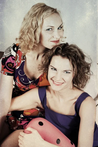 Vintage imagen con dos mujeres jóvenes belleza — Foto de Stock