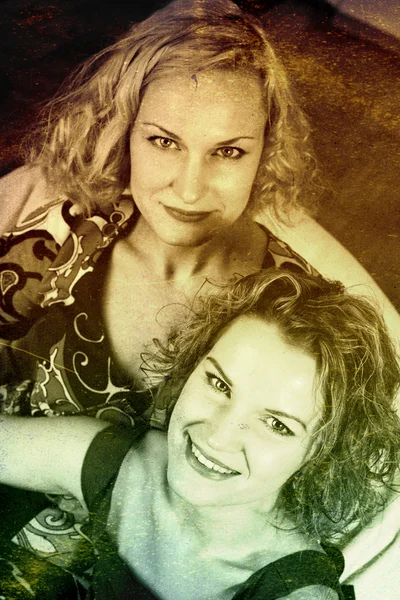 Vintage afbeelding met twee schoonheid jonge vrouwen — Stockfoto