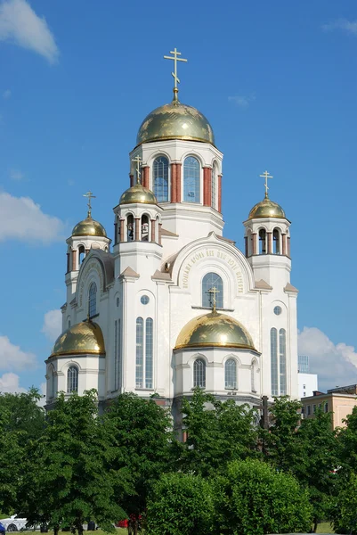 俄罗斯东正教教会在叶卡特琳堡建于 2000 2003 年在布尔什维克革命后执行俄罗斯前皇帝尼古拉二世和他的家人和家庭的几个成员的网站上 — 图库照片