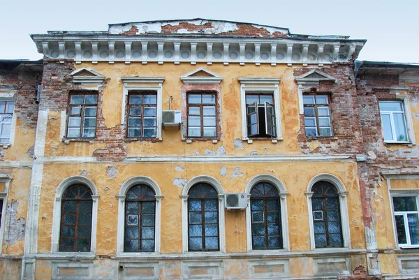 Oude vervallen gebouw in ekaterinburg, Rusland — Stockfoto