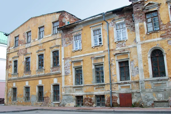 Antiguo edificio en ruinas en Eekaterinburg, Rusia —  Fotos de Stock