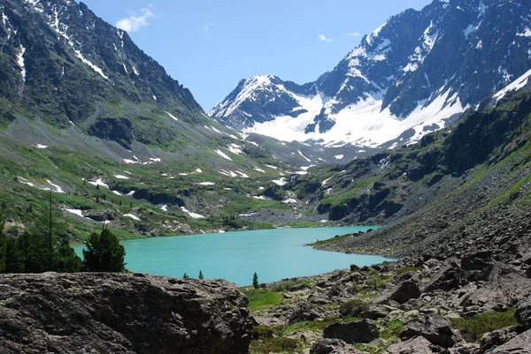 Berg en lake landsape. Lake kuyguk. — Stockfoto