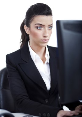bilgisayarda çalışan ciddi bir iş kadını
