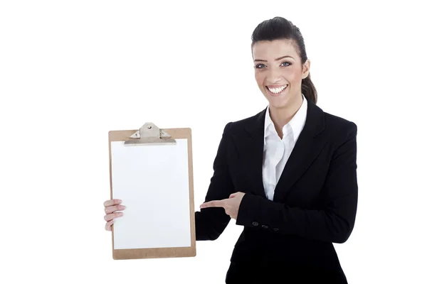 Lächelnde junge Geschäftsfrau zeigt auf das Blatt Papier — Stockfoto