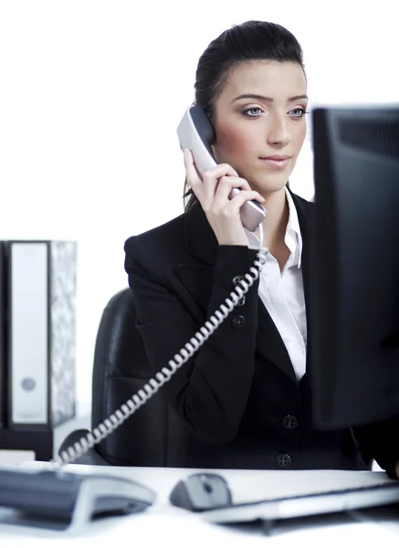 Ung affärskvinna att göra ett telefonsamtal på kontor — Stockfoto