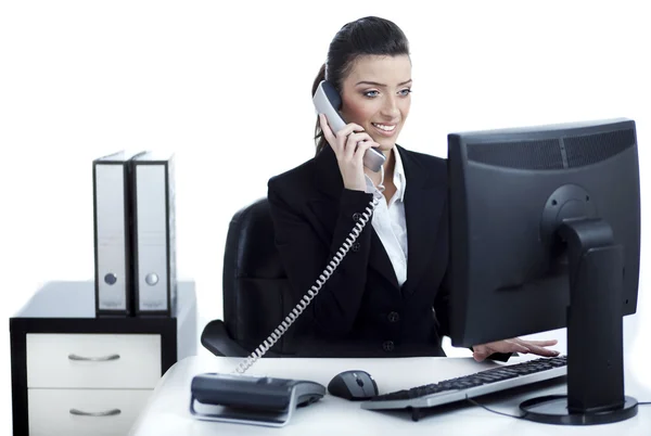 Unga och ganska business kvinna pratar över telefon — Stockfoto