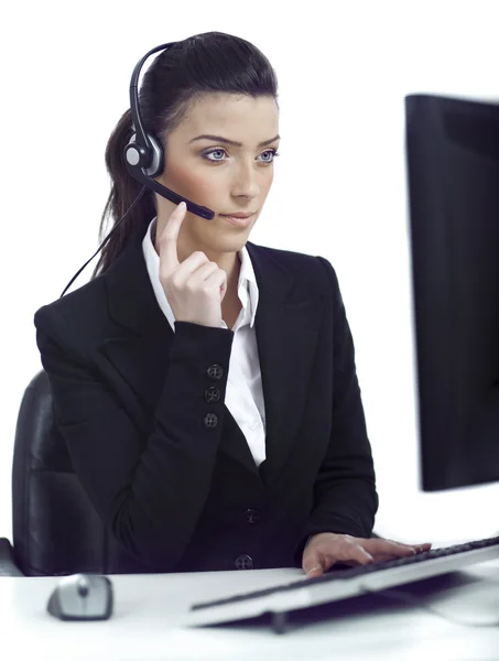 Mujer ocupada escuchando en serio la charla del cliente en auriculares —  Fotos de Stock