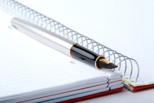 Företag a Stilleben med fontän penna och anteckningsbok — Stockfoto
