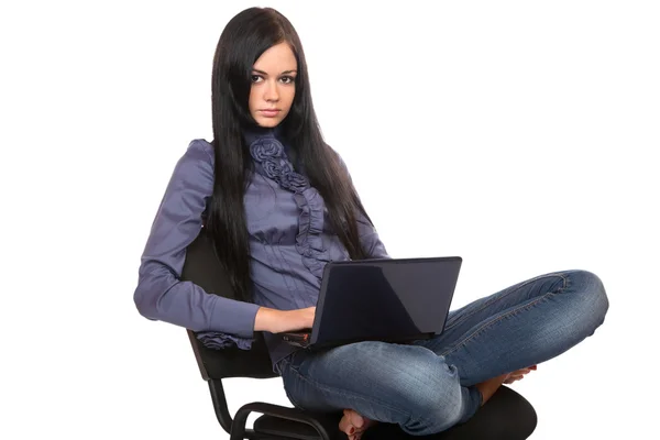 Chica con el portátil se sienta en una silla —  Fotos de Stock