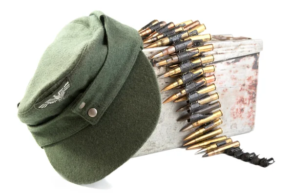 ドイツの兵士および機関銃テープのケピ帽 — ストック写真