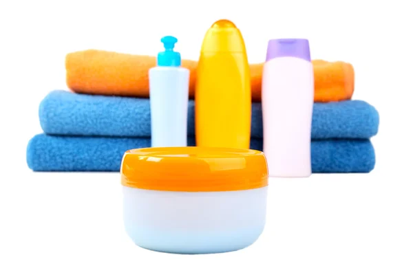 Ręczniki frotte i rury z kosmetyków na białym tle — Zdjęcie stockowe