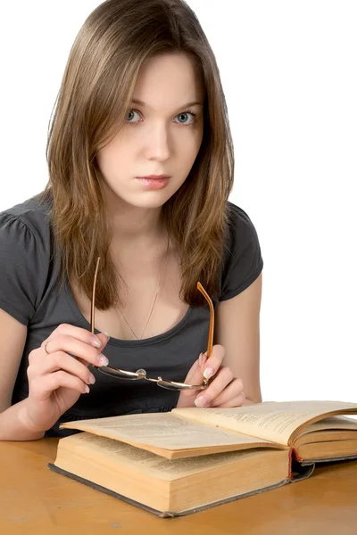 Κορίτσι με τα γυαλιά και το ανοιχτό βιβλίο που απομονώνονται — Φωτογραφία Αρχείου