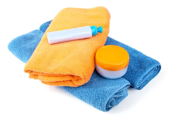 Froté ručníky a trubky s kosmetikou, samostatný — Stock fotografie