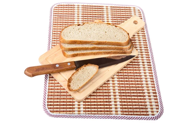 Ekmek dilimleri bıçak izole kesme tahtası — Stok fotoğraf