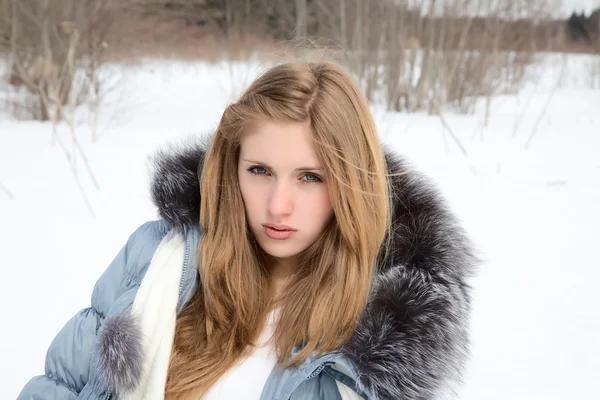 The beautiful girl against tree — Stock Photo, Image