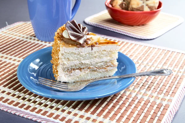 Тарелка для торта с розеткой и чашкой — стоковое фото