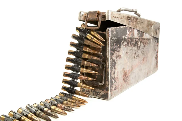 Fita metralhadora com cartuchos de vezes Segundo Mundo isolado — Fotografia de Stock