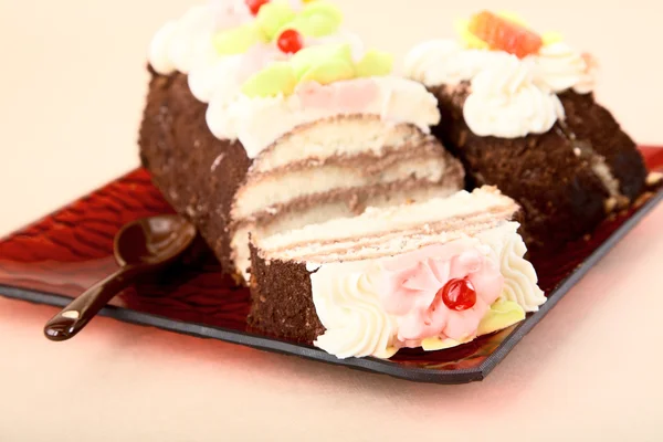 Kuchen auf einem Teller mit einem Löffel . — Stockfoto
