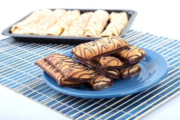 Biscoitos de chocolate em um prato e panquecas — Fotografia de Stock