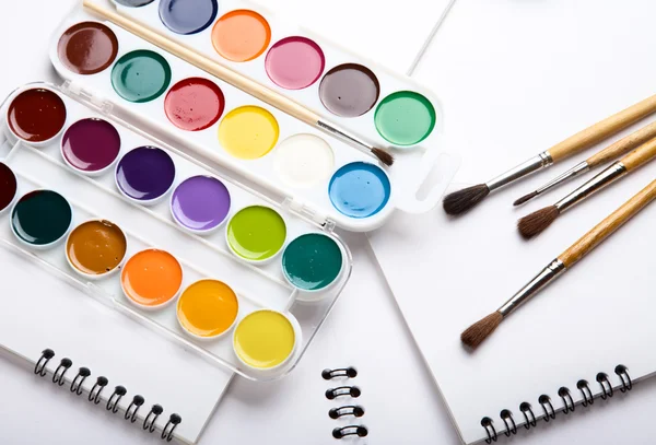 Su renk boyalar için çizim fırçası albümleri — Stok fotoğraf
