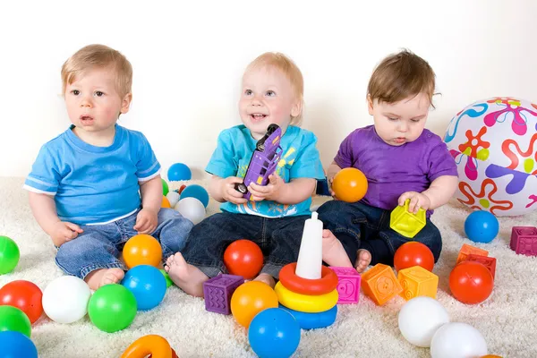 Los bebés juegan con juguetes —  Fotos de Stock