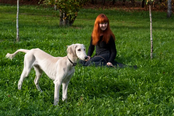 Menina e cachorro — Fotografia de Stock