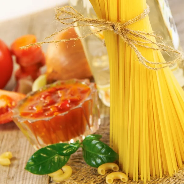 Pasta en voedsel ingrediënten — Stockfoto