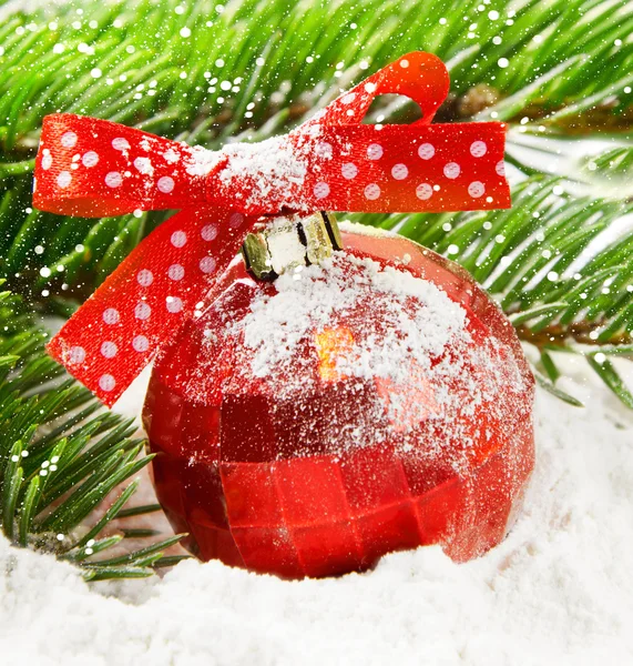 雪に覆われた赤いクリスマス ボール — ストック写真
