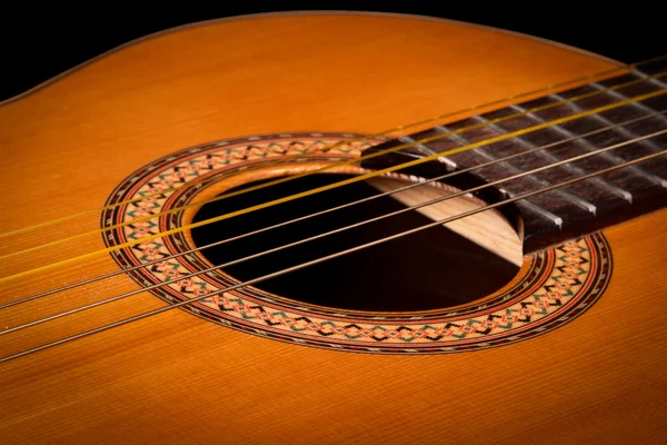 Klasická kytara zblízka na tmavé — Stock fotografie