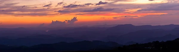 Panorama du coucher de soleil dans les montagnes — Photo