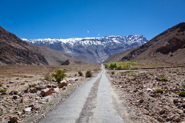 Himalayalar 'da yol