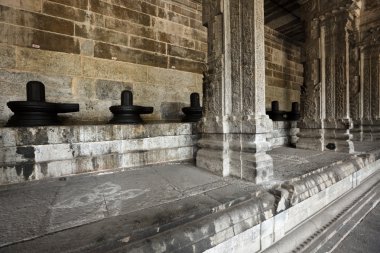 lingams ve hindu Tapınağı sütunlar