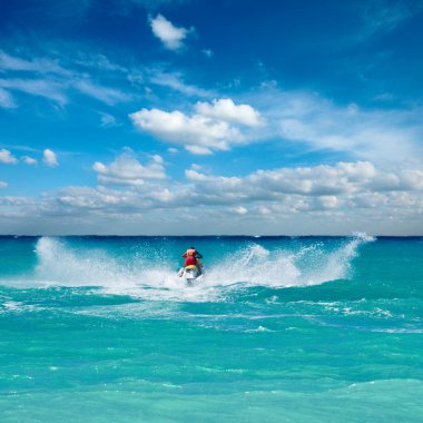 Jet ski süren adam.