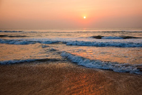 Ανατολή του ηλίου στην παραλία — Φωτογραφία Αρχείου